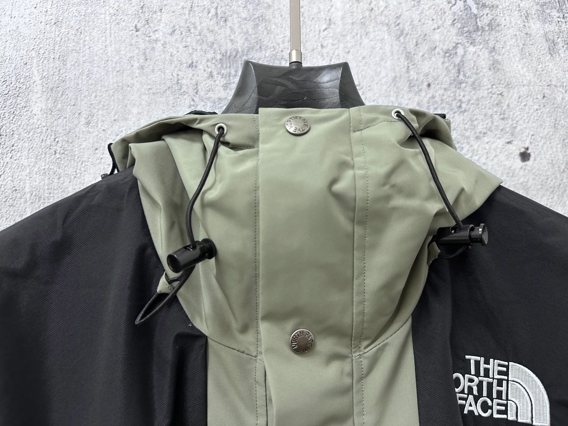 【The North Face】 1990Classic # ZP 。 ZP， 。 ✅ ISO 90（ISO 4） ✅ Gore-tex Breathable ， 。 ✅ ZP。 ， ， ✅ YKK ， 10 ， 。 ， ✅ 1990 MJ TNF 。 GT ， ， 。 ✅GT 。 ✅ 1996 ‼️ Size:XS-2XL